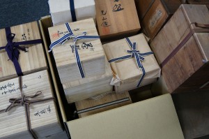 東京都文京区のお客様より遺品買取にて、菊地正直の鉄瓶や釜の他、茶碗、棗、茶入れなどのお茶道具を多数お譲り頂きました。